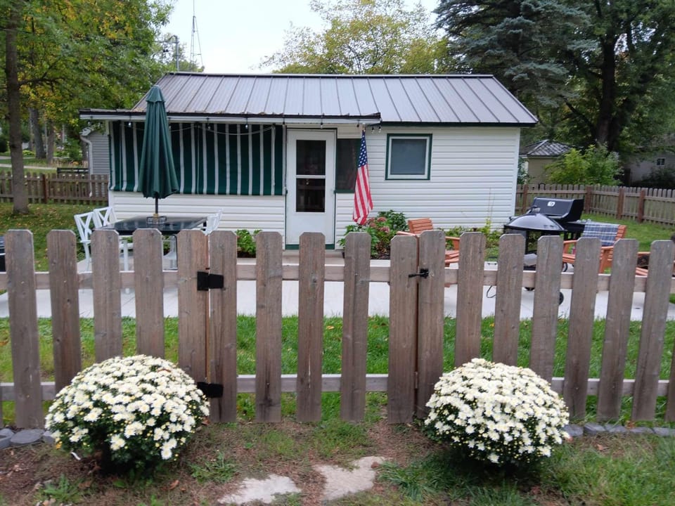 Large fenced in yard! Park in front of cottage. 