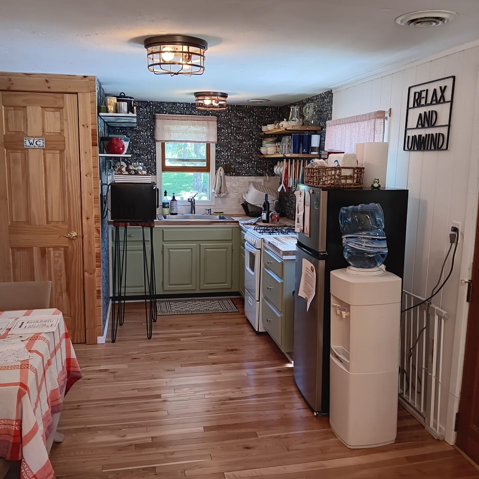 Full kitchen with water cooler. 