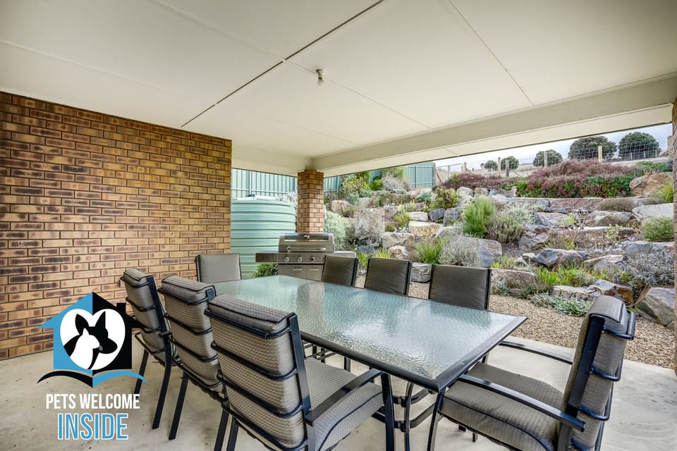 Additional dining in the alfresco- with a facility for BBQ