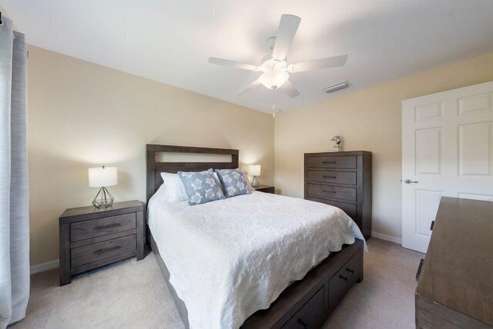 Guest Bedroom, Queen Bed & Plenty of Storage Space