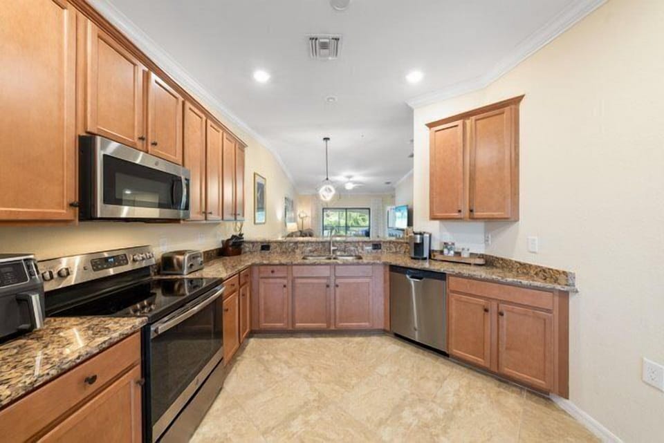 Clean, Pristine & Turnkey Kitchen for preparing meals