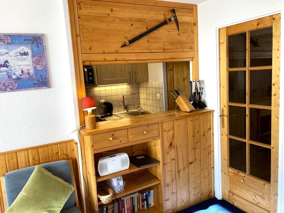 Hatch to kitchen. and door to hallway.