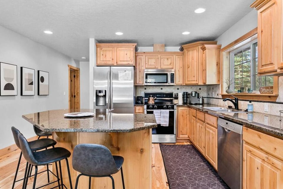 Full Kitchen w/ Island Seating