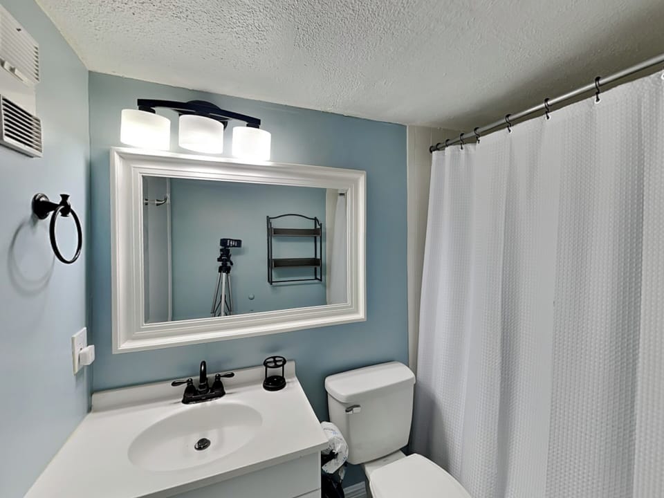 Full Bathroom - Shower/Tub Combo
