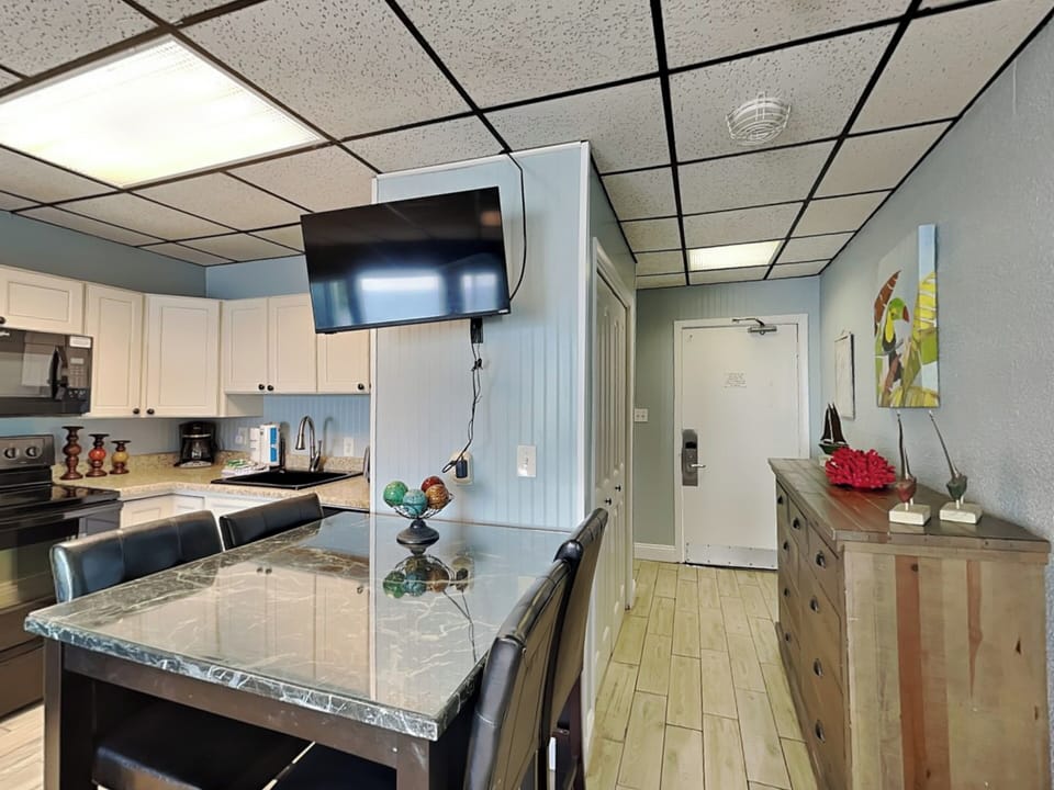 Studio Dining Area - Entry Hall