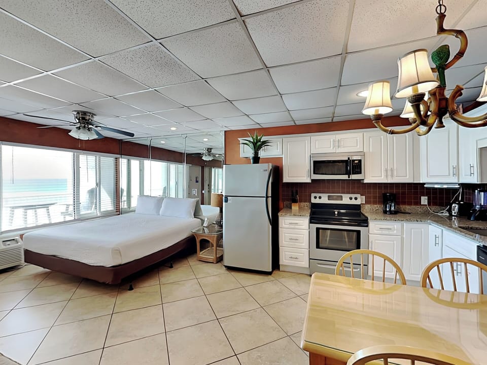 Studio Kitchen - Modern Appliances