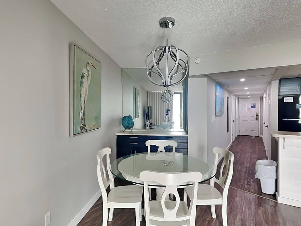 Dining Area with Wet Bar