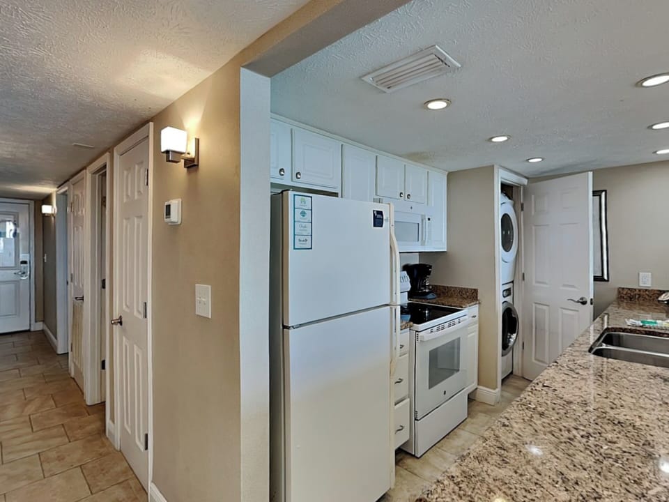 Kitchen - Modern Appliances - Laundry Closet with Washer and Dryer