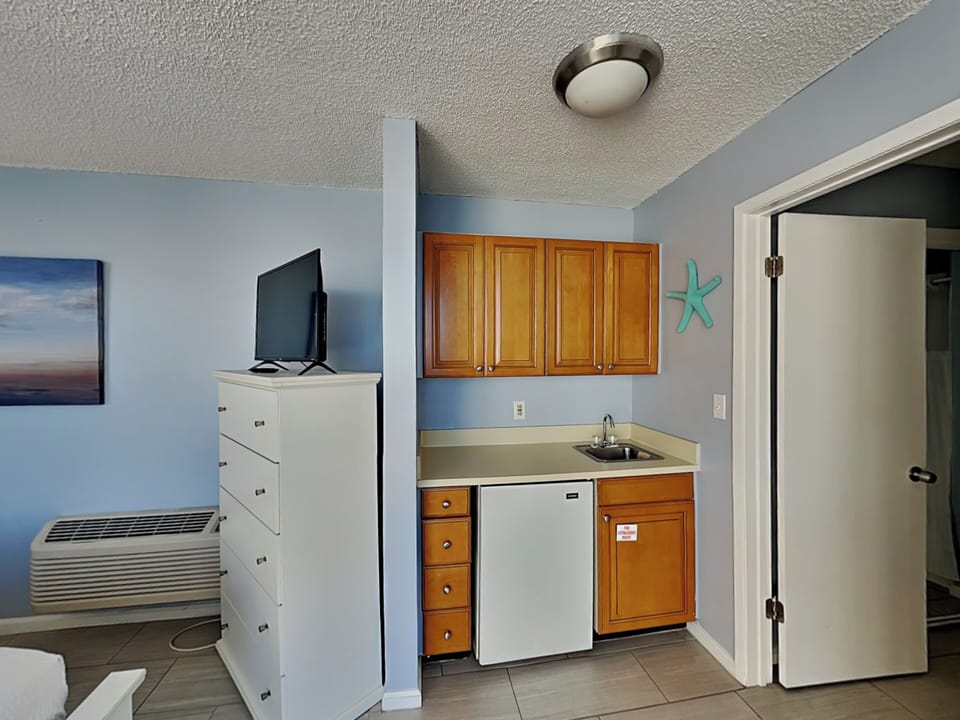 Second Bedroom - Wet Bar - Mini Frige + Sink
