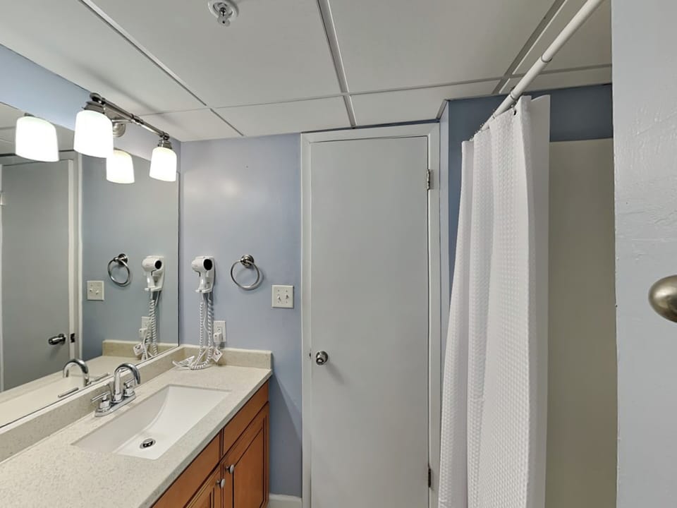 Full Bathroom - Hair Dryer - Walk-in Shower - First Floor