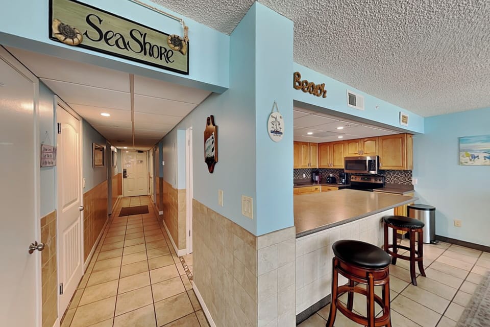 Kitchen - Breakfast Bar - Seating