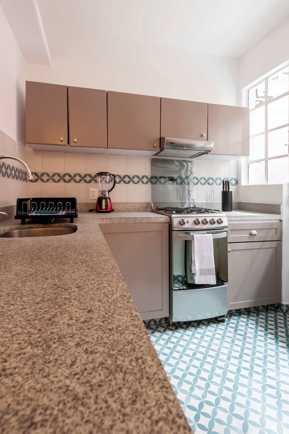 Practical and welcoming kitchen
