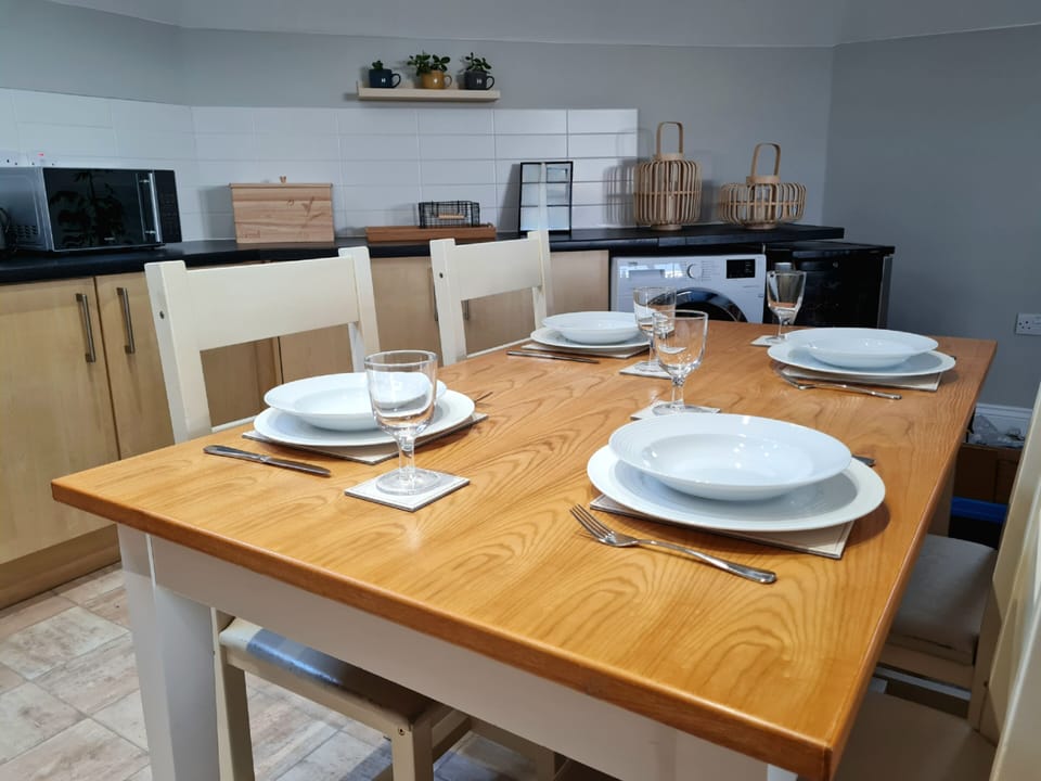 Dining table to seat 4