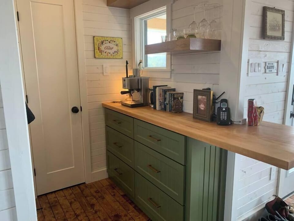 Coffee nook located just off the kitchen area. Look out over the mesmerizing Salt Harbour while you make your morning coffee. Or use it as a bar and mix up your favourite cocktails with a view. The bottom left drawer is full of board games etc.