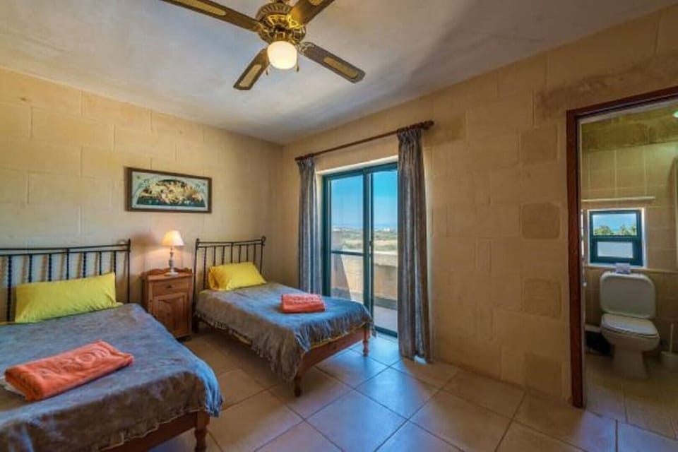Bedroom 1st Floor En-Suite with 2 singles Bed 