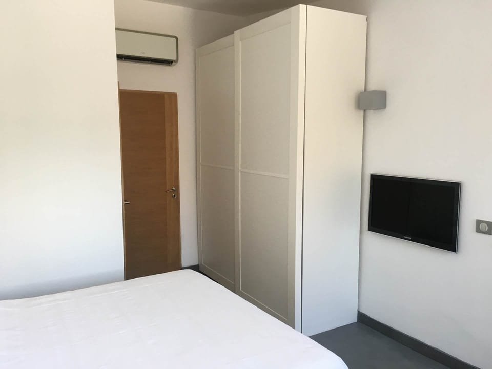 chambre double avec TV, bureau, dressing et wc séparé