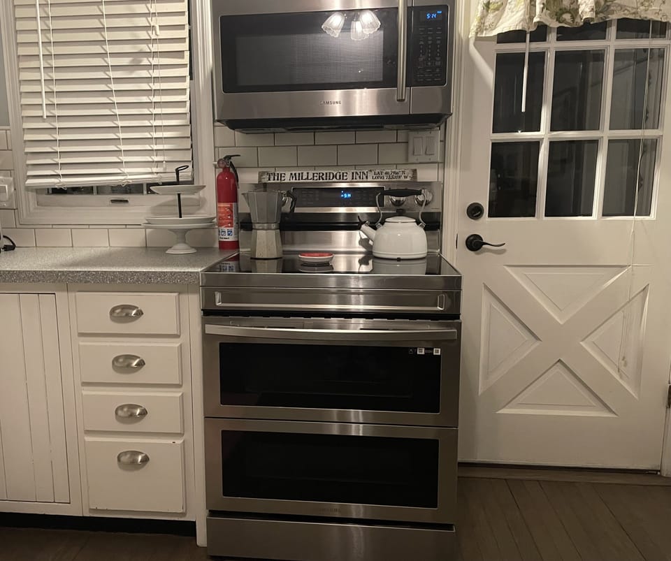 Double convection oven with airfryer, quick boil & attachment for stovetop. 