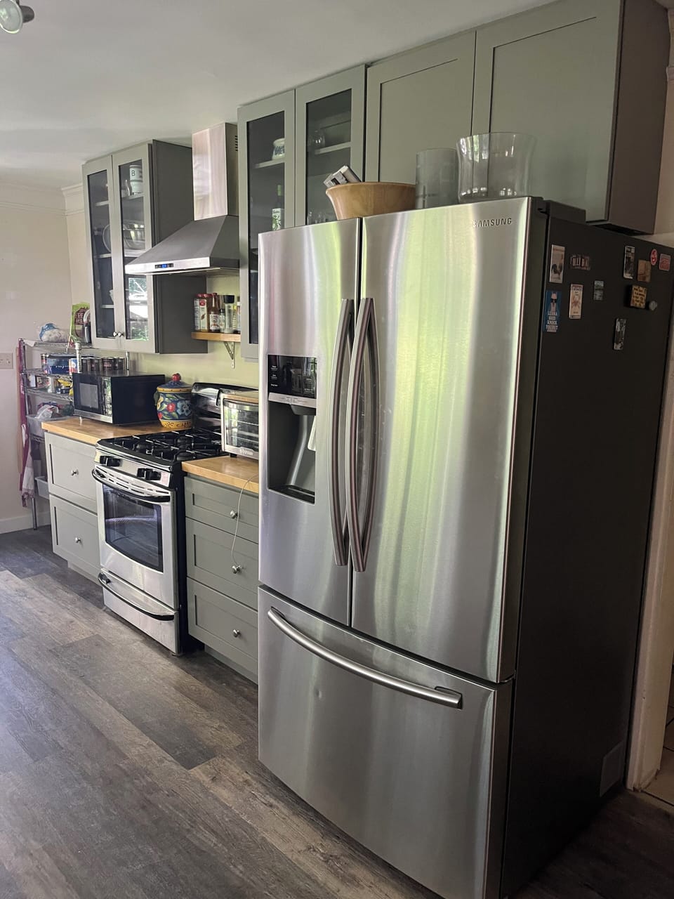 Full kitchen with gas