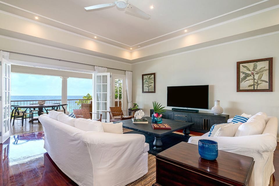 Aquamarina Villa's living room: A cozy retreat with ocean views.