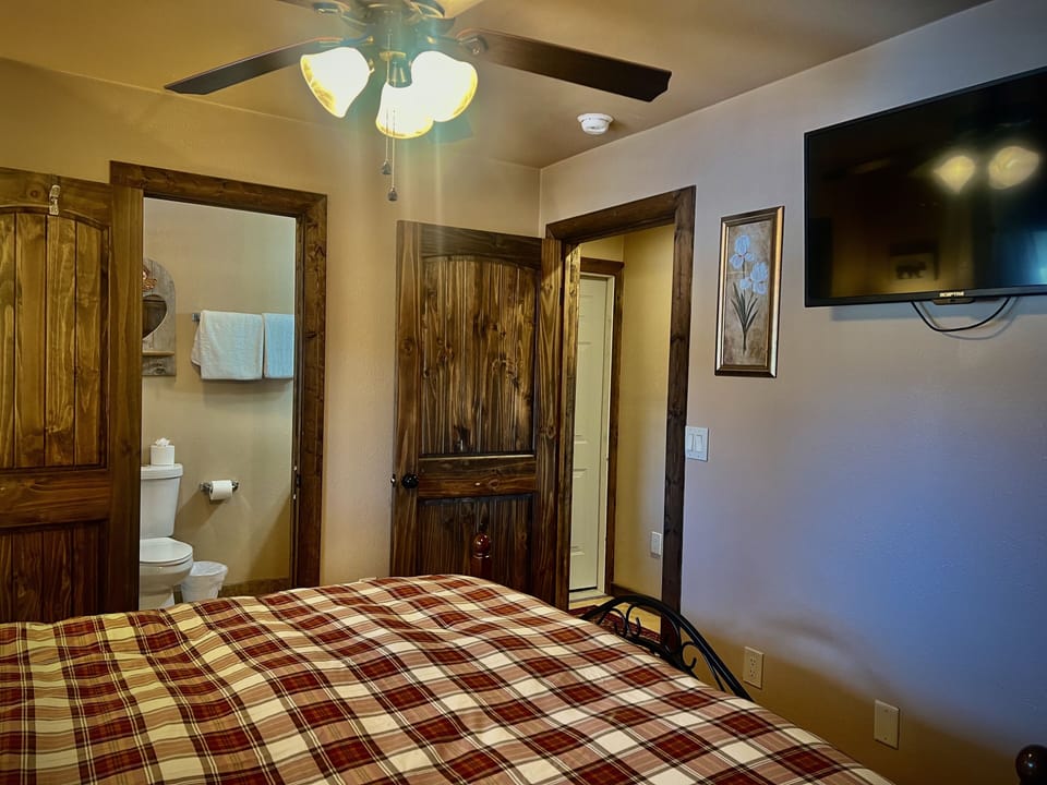 40" Roku tv, ceiling fan and ensuite bathroom