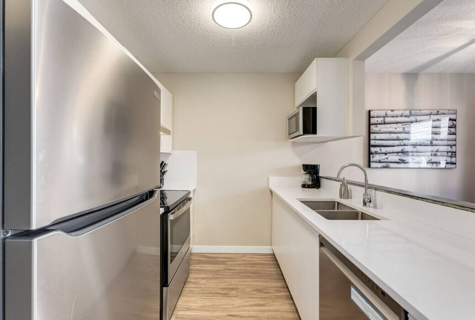 Full kitchen.