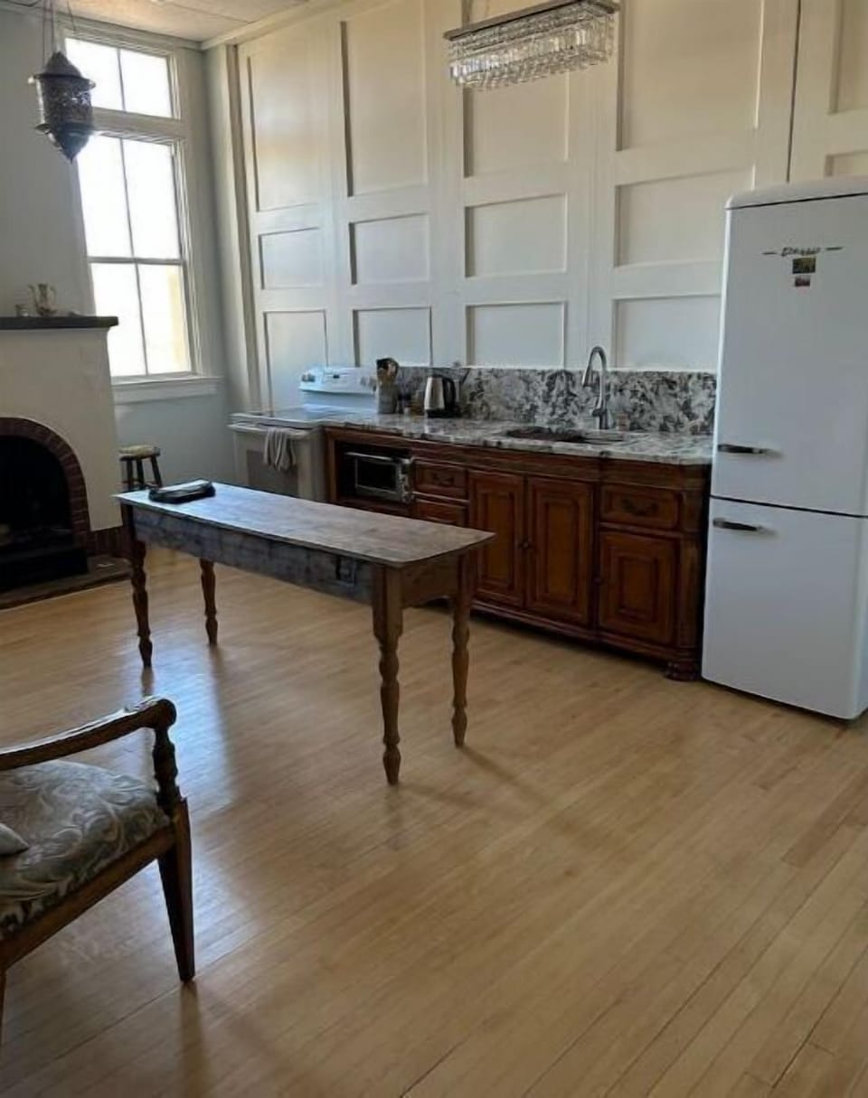 Your private kitchen with Chrystal chandelier 
