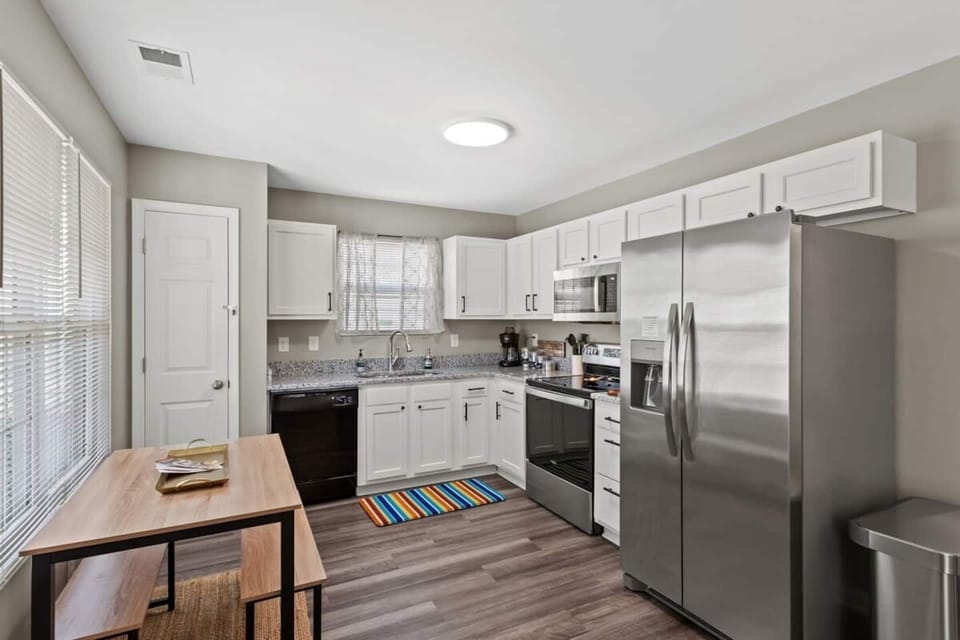 Full kitchen & dining area. 