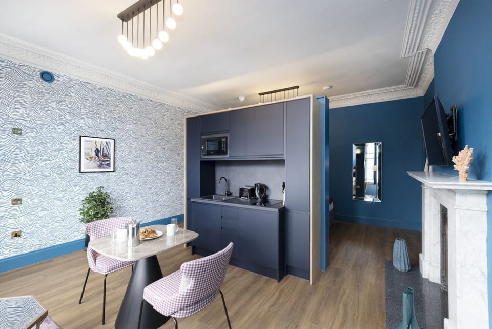 Studio with bed and kitchen