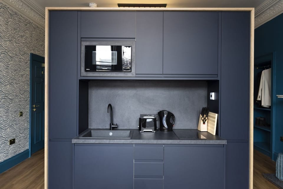 Studio with bed and kitchen