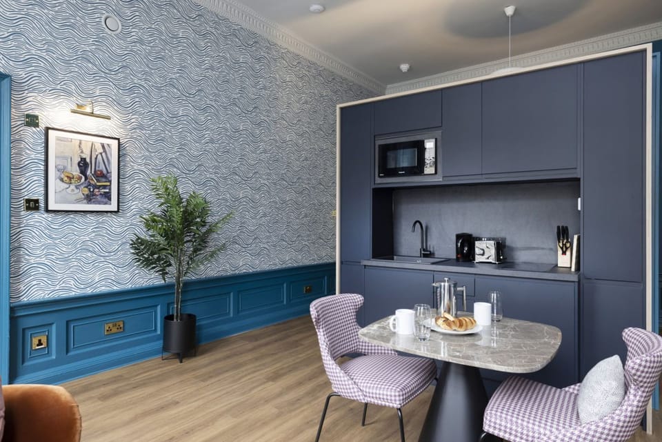 Studio with bed and kitchen