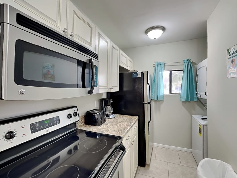 Kitchen - Laundry Closet - Washer/Dryer