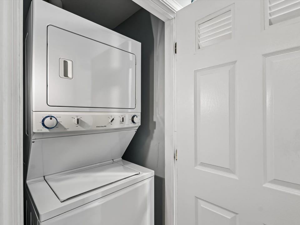 Laundry Closet - Washer and Dryer