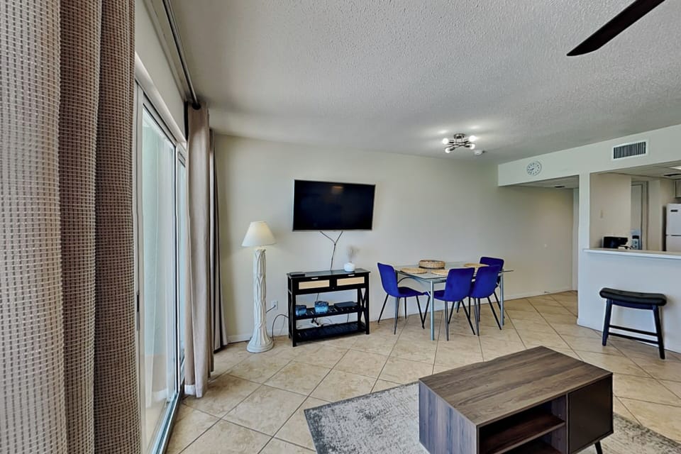 Living Area - Smart TV - Dining Area