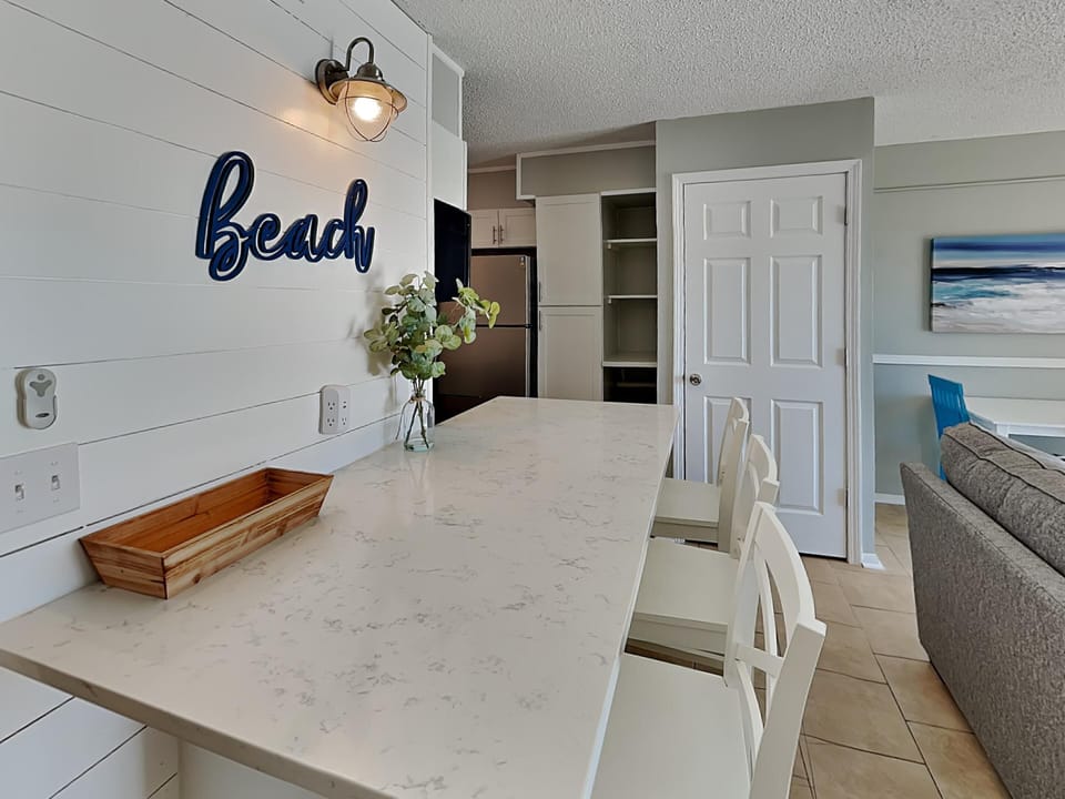 Kitchen | Breakfast Bar