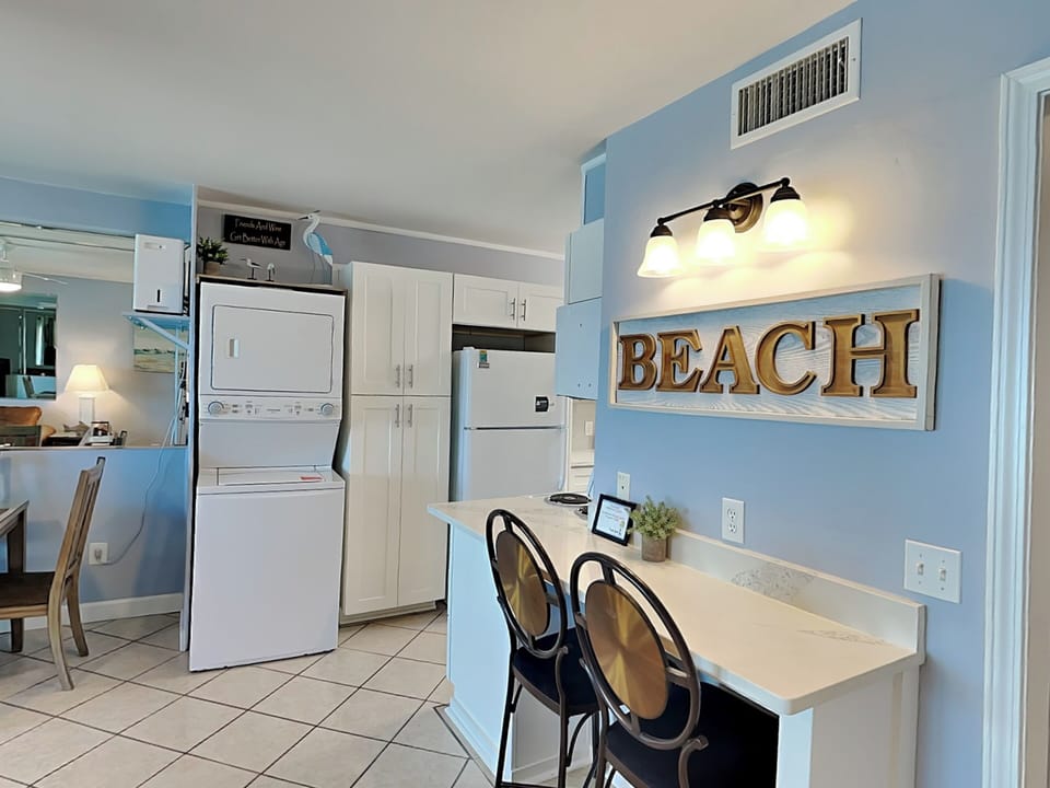 Breakfast Bar and Washer/Dryer