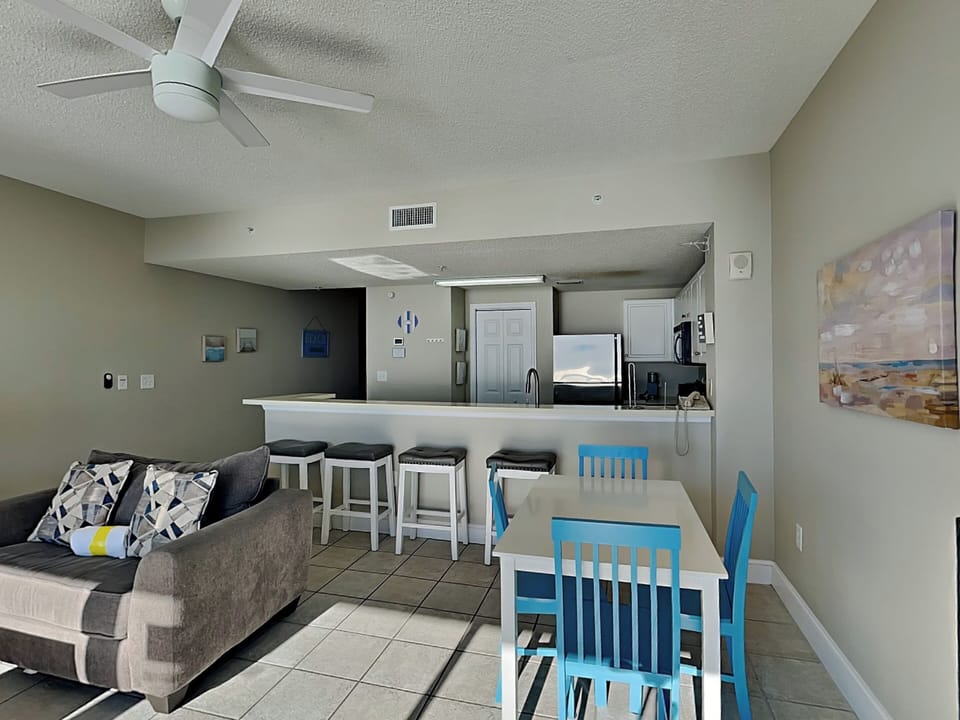 Dining Area with Breakfast Bar