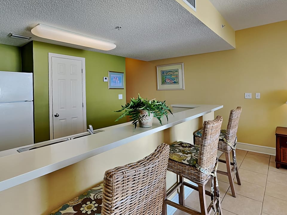 Kitchen - Breakfast Bar