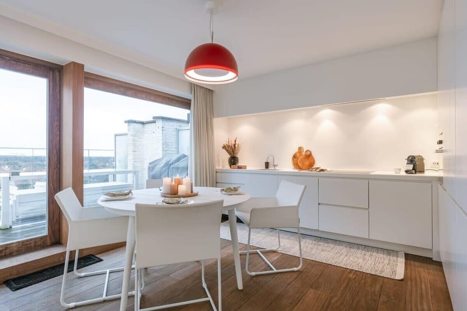 Fully equipped kitchen blending modern and warmth ✨
