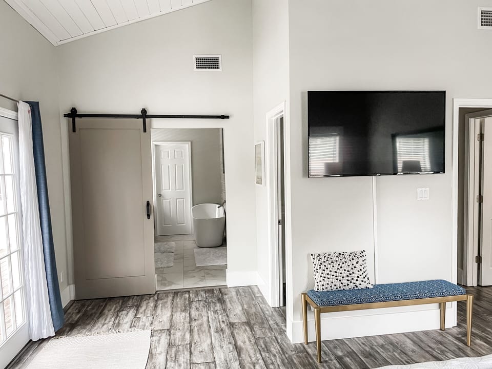 Ensuite main bathroom.