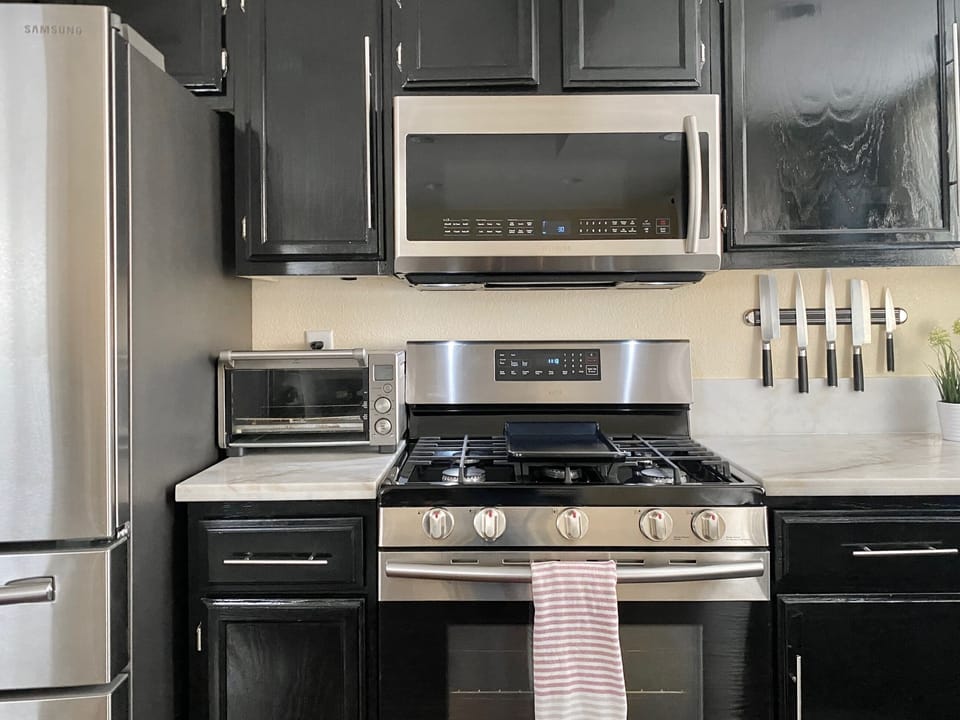 Whether it's breakfast for two or dinner for a group, this kitchen is ready for it all. 