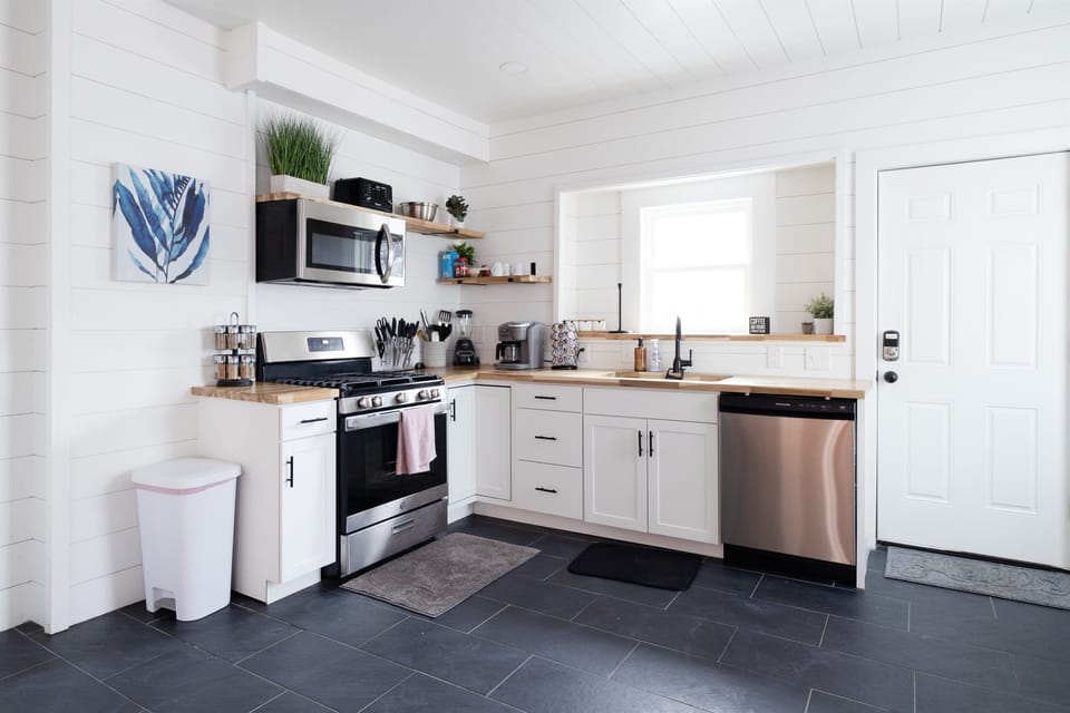 The Colorful side's full kitchen for gourmet meal prep!