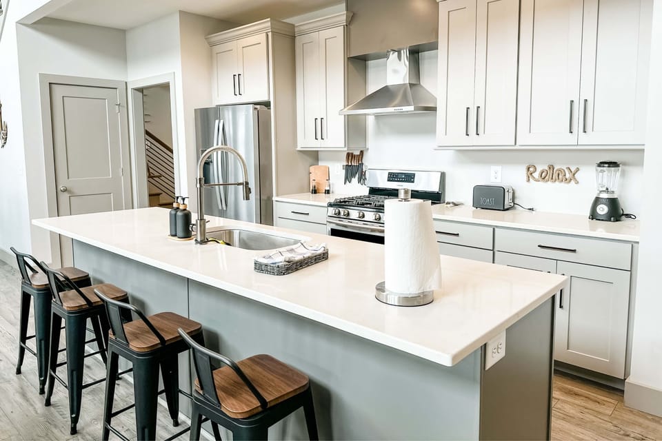 Open style kitchen & island with bar seating.