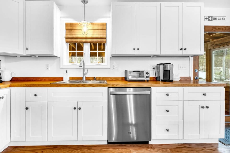 In the fully equipped kitchen you will find a drip coffee maker, a Keurig, a French press as well as a hot water kettle