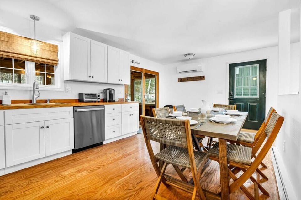 In the fully equipped kitchen you will find a drip coffee maker, a Keurig, a French press as well as a hot water kettle