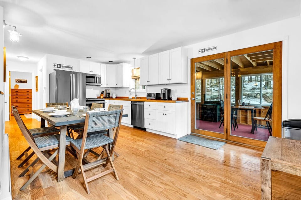 In the fully equipped kitchen you will find a drip coffee maker, a Keurig, a French press as well as a hot water kettle