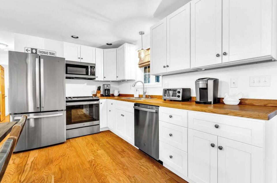 In the fully equipped kitchen you will find a drip coffee maker, a Keurig, a French press as well as a hot water kettle