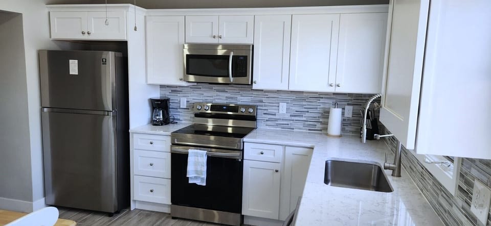 Fully updated eat-in kitchen
