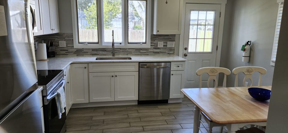 Fully updated eat-in kitchen