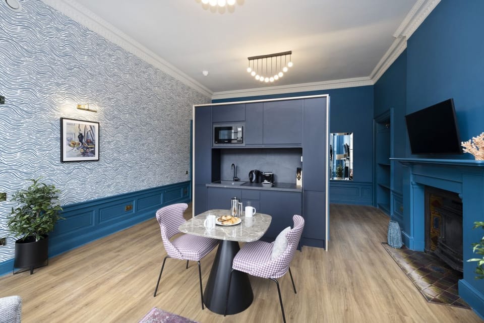 Studio with bed and kitchen
