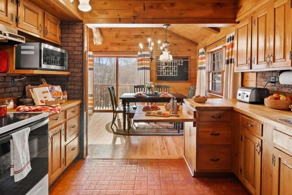 Fully stocked kitchen. Come for Thanksgiving or Christmas, you'll have everything you need to cook. 